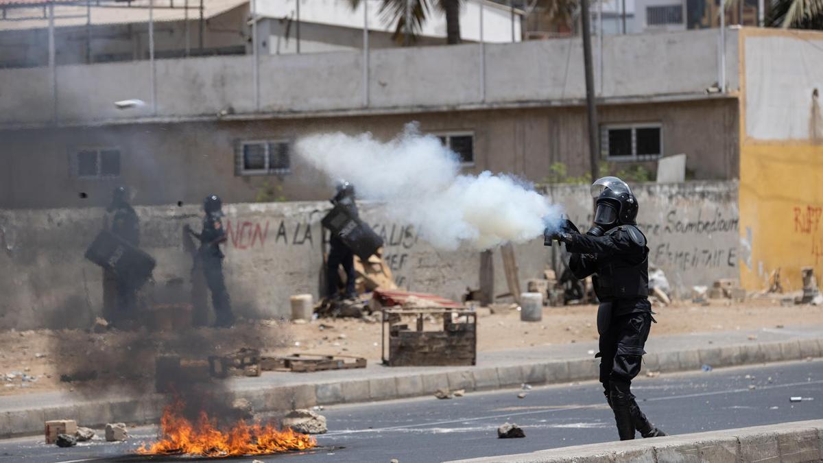 Agentes de la policía durante las protestas en Dakar (Senegal).