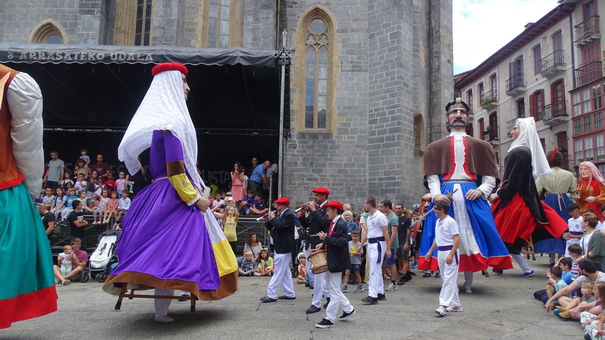 Los gaiteros marcan el compás de los bailes de los gigantes.