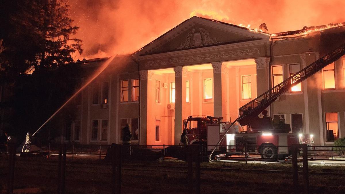 Los bomberos de Ucrania tratan de apagar un incendio en un edificio gubernamental en Járkov tras un ataque ruso.