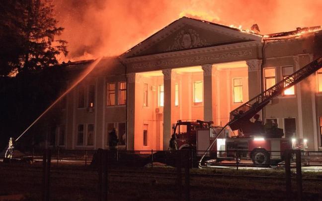 Los bomberos de Ucrania tratan de apagar un incendio en un edificio gubernamental en Járkov tras un ataque ruso.