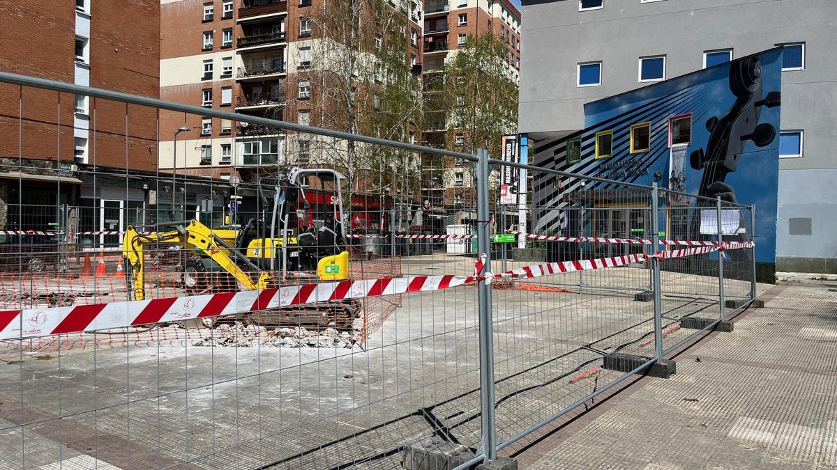 Las obras para instalar una cubierta frente a la escuela de música ya han comenzado