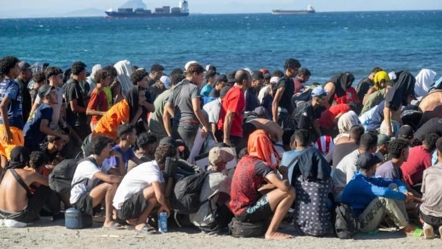 Varios inmigrantes en una playa de Ceuta.