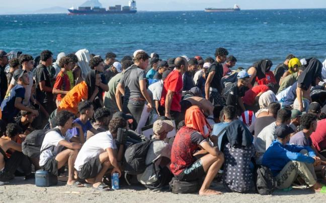 Varios inmigrantes en una playa de Ceuta.