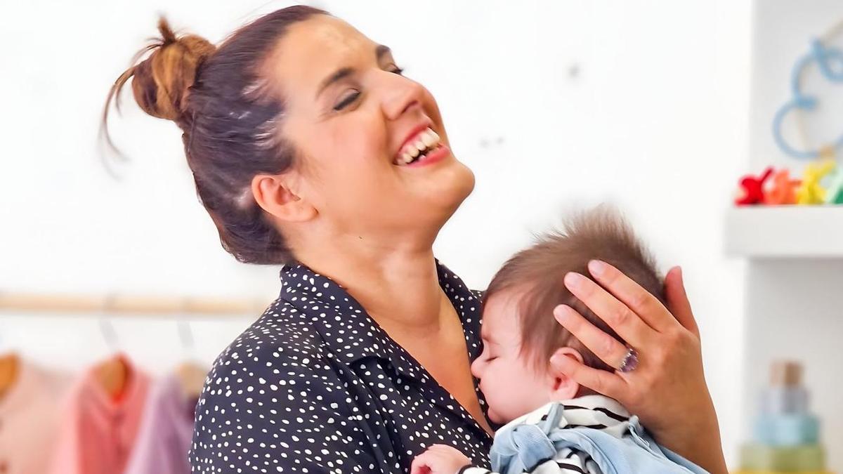 Zuriñe Lasagabaster, junto con su hijo Ibai, de 21 meses.