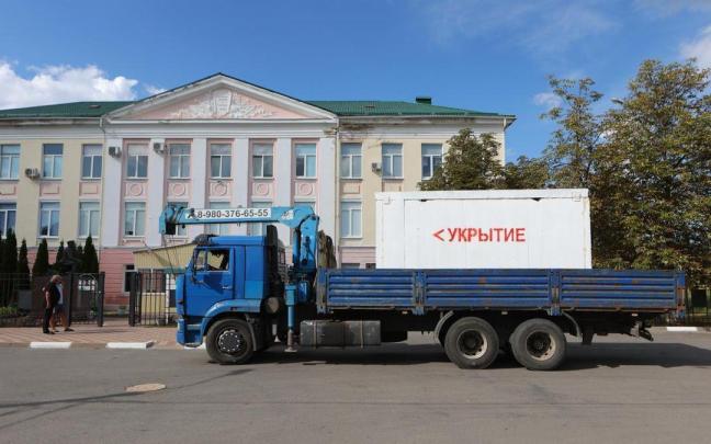 Un camión traslada en Bélgorod un refugio modular diseñado para proteger a los civiles de los bombardeos.