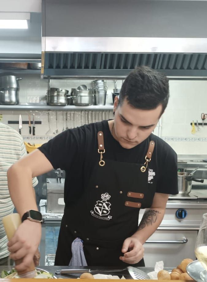 El joven de 24 años cuenta con 6 años de formación en el sector.