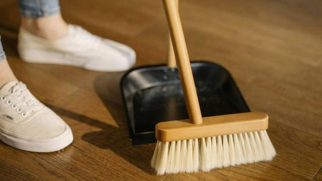 Esto es lo que debes utilizar para limpiar la escoba y dejarla como nueva