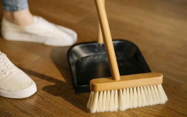 Esto es lo que debes utilizar para limpiar la escoba y dejarla como nueva