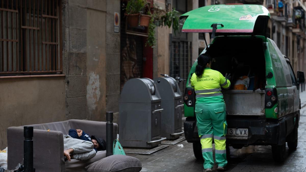 Una persona sin hogar, en el barrio del Raval de Barcelona.