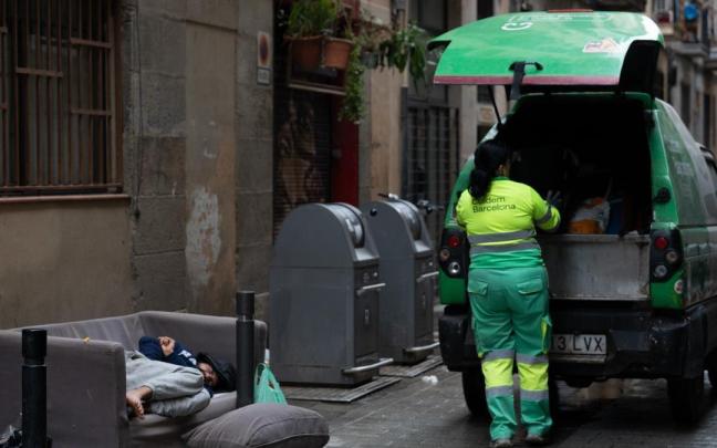 Una persona sin hogar, en el barrio del Raval de Barcelona. / EP Una persona sin hogar, en el barrio del Raval de Barcelona.