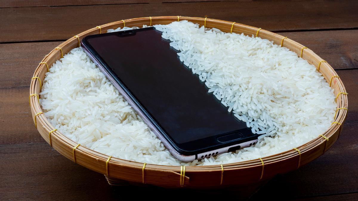 Un teléfono móvil, puesto en arroz para que se seque.