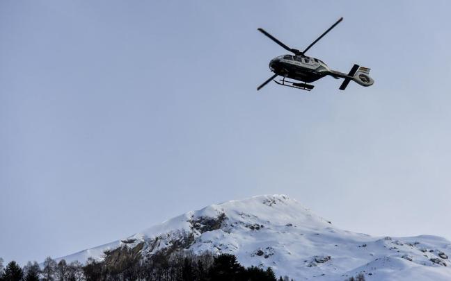 Un helicóptero, durante las labores de rescate.