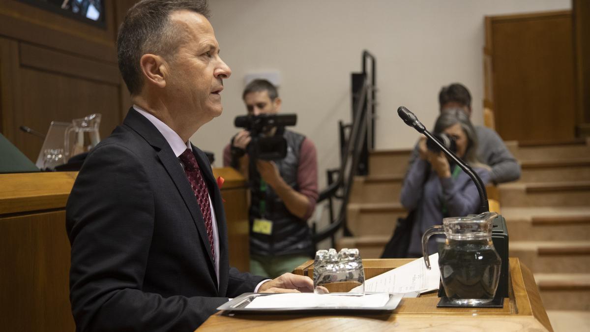 El consejero de Educación, Jokin Bildarratz, en el pleno de control del Parlamento Vasco