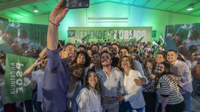 Pedro Sánchez hace un selfi entre otros a María Jesús Montero durante un acto electoral en Huelva.