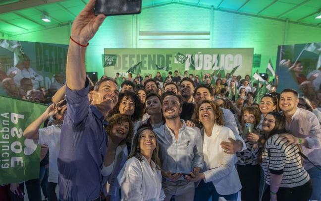 Pedro Sánchez hace un selfi entre otros a María Jesús Montero durante un acto electoral en Huelva.