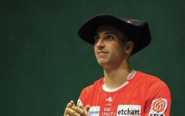 Luis Sánchez Labat, con la txapela de ganador del Superprestige de Donibane Garazi.