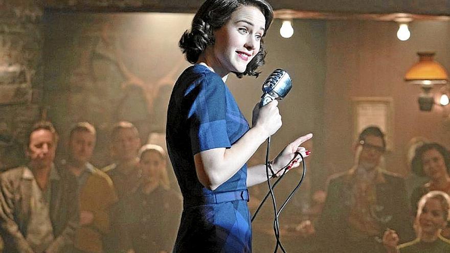 Rachel Brosnahan da vida a Midge Maisel en la serie.