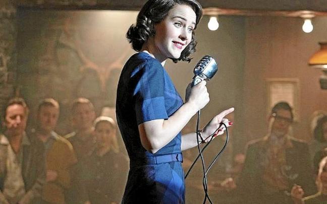 Rachel Brosnahan da vida a Midge Maisel en la serie.