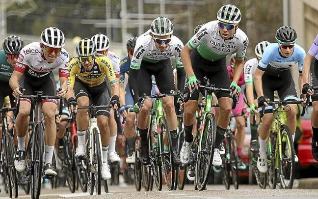 Imagen correspondiente al pelotón aficionado en la carrera disputada en Astillero. | FOTO: CAJA RURAL