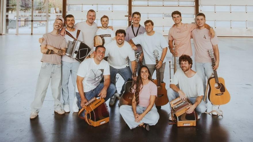 Los integrantes de Oxabi están preparando con ilusión el concierto especial por su 20 aniversario