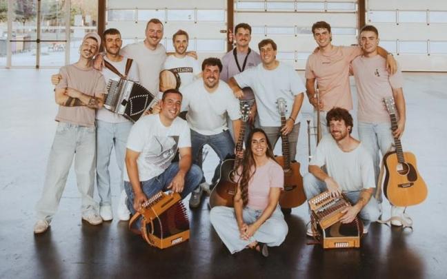 Los integrantes de Oxabi están preparando con ilusión el concierto especial por su 20 aniversario