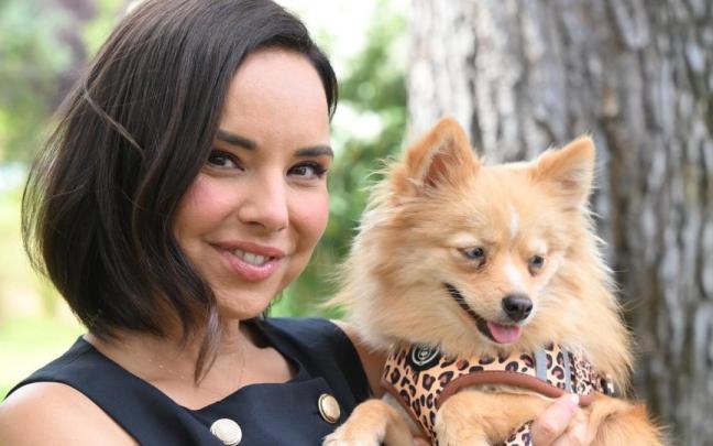 Chenoa, con su mascota.