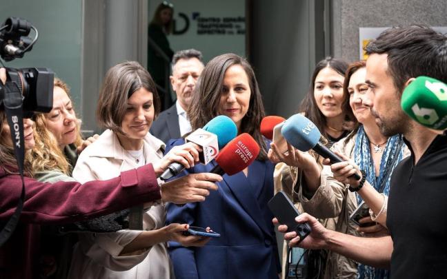 La ministra de Derechos Sociales y secretaria general de Podemos, Ione Belarra, atiende a los medios en las horas cruciales para resolver la incógnita de su acuerdo con Sumar.