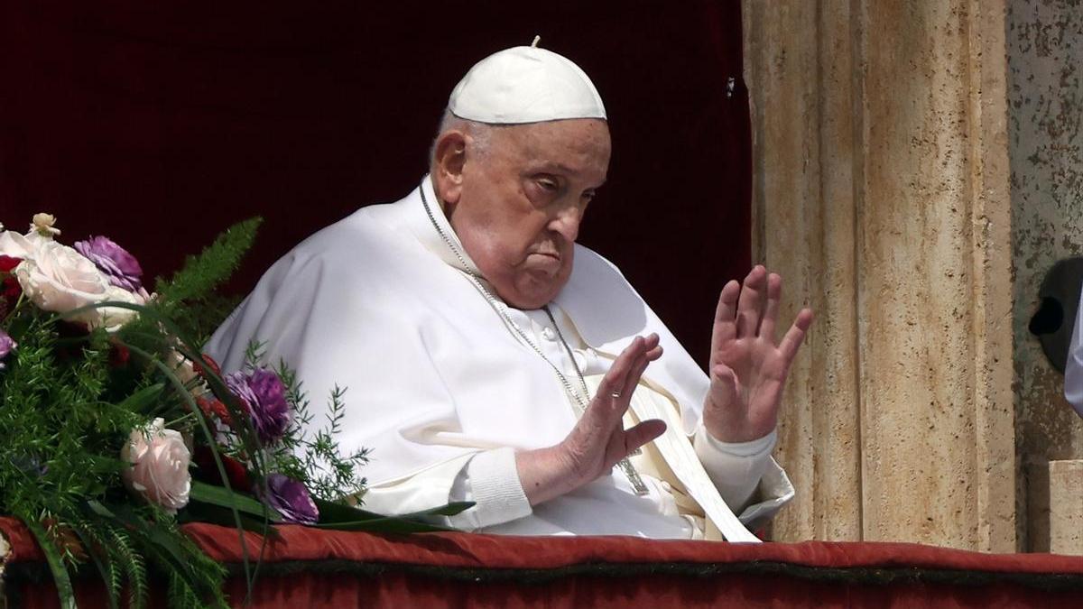 El papa Francisco en el balcón principal de la basílica de San Pedro este Domingo de Resurrección.