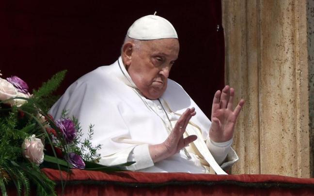 El papa Francisco en el balcón principal de la basílica de San Pedro este Domingo de Resurrección. / EP El papa Francisco en el balcón principal de la basílica de San Pedro este Domingo de Resurrección.
