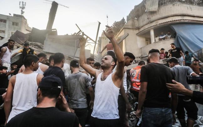 Un grupo de palestinos reacciona tras un ataque israelí.