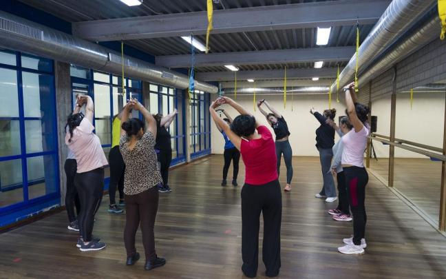 Cuidadoras en un curso de actividad física / Jon Urbe Cuidadoras en un curso de actividad física