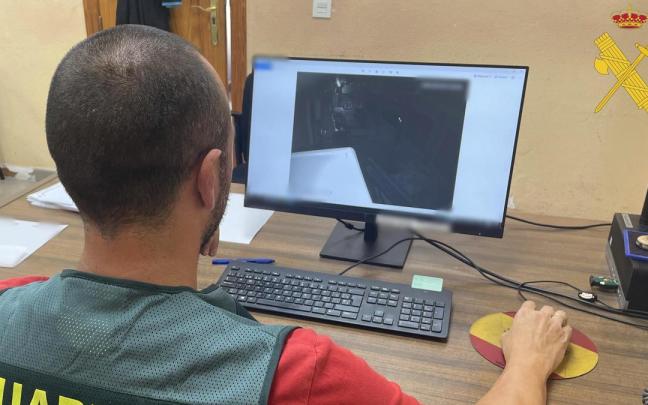 Un agente de la Guardia Civil analiza las imágenes de una cámara de seguridad