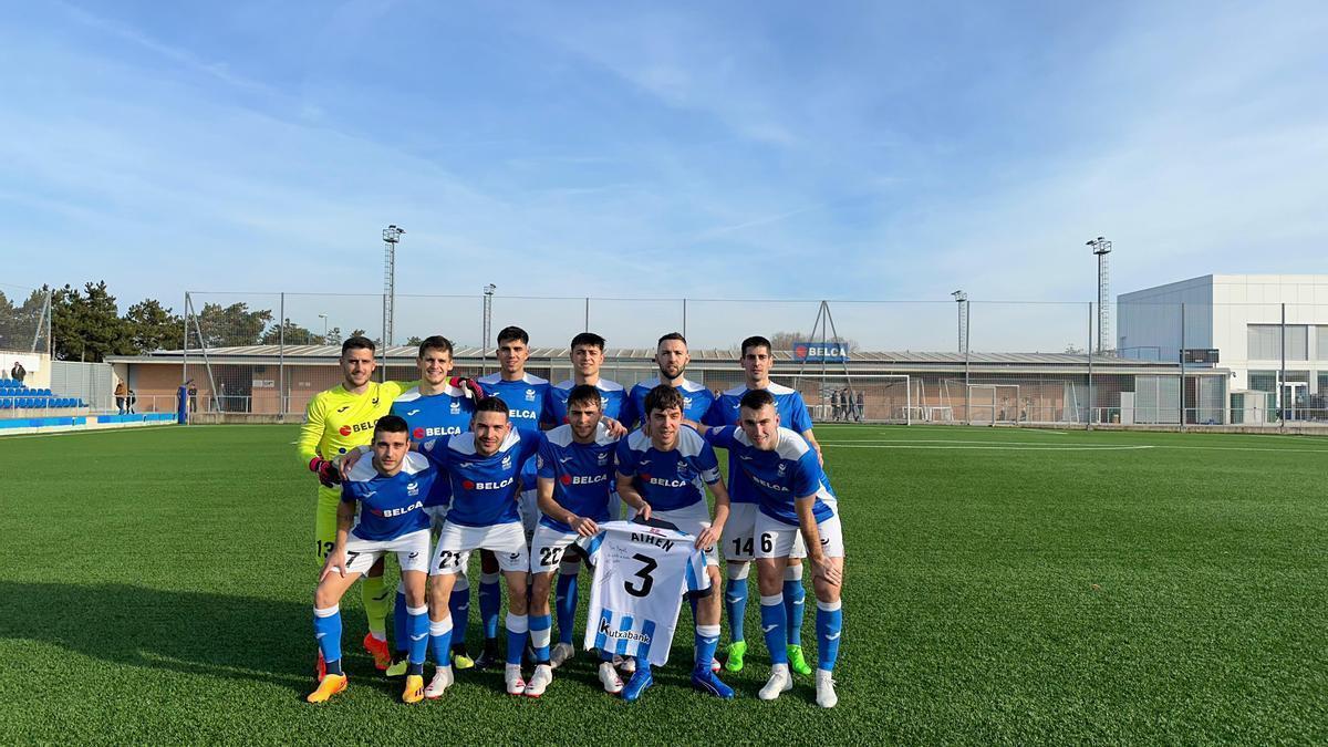 Los jugadores del Ardoi homenajean a Aihen Muñoz. / LEIRE ANDUEZA