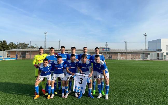 Los jugadores del Ardoi homenajean a Aihen Muñoz. / LEIRE ANDUEZA