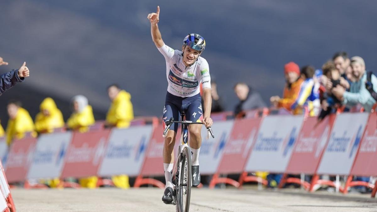 El ciclista italiano Giulio Pellizzari celebra la victoria en El Morredero.