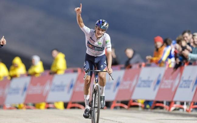 El ciclista italiano Giulio Pellizzari celebra la victoria en El Morredero.