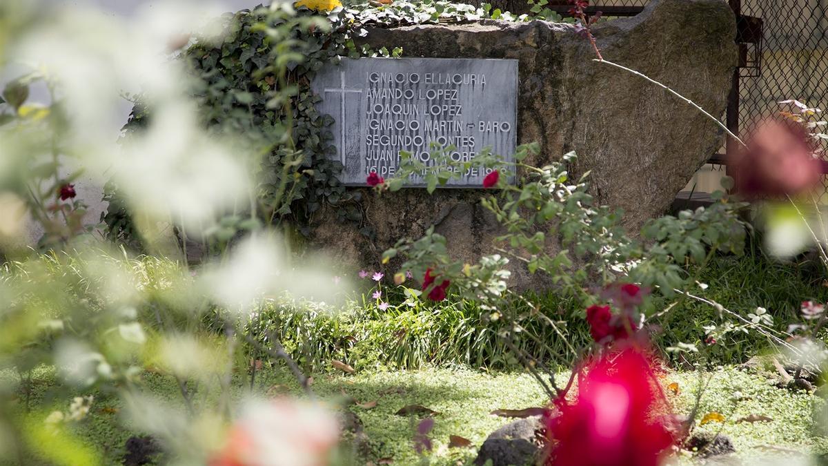 Placa en homenaje a los jesuítas asesinados en la Universidad Centroamericana de El Salvador.