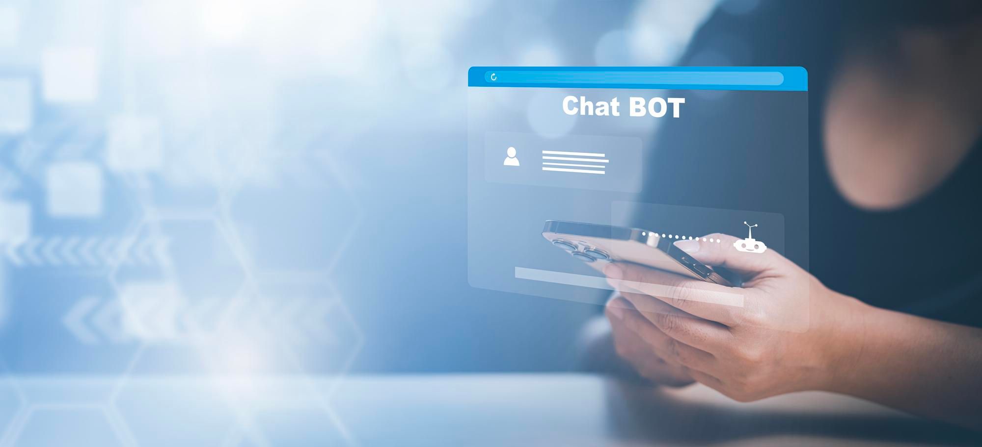 Una mujer interactúa con un chatbot en un teléfono móvil.