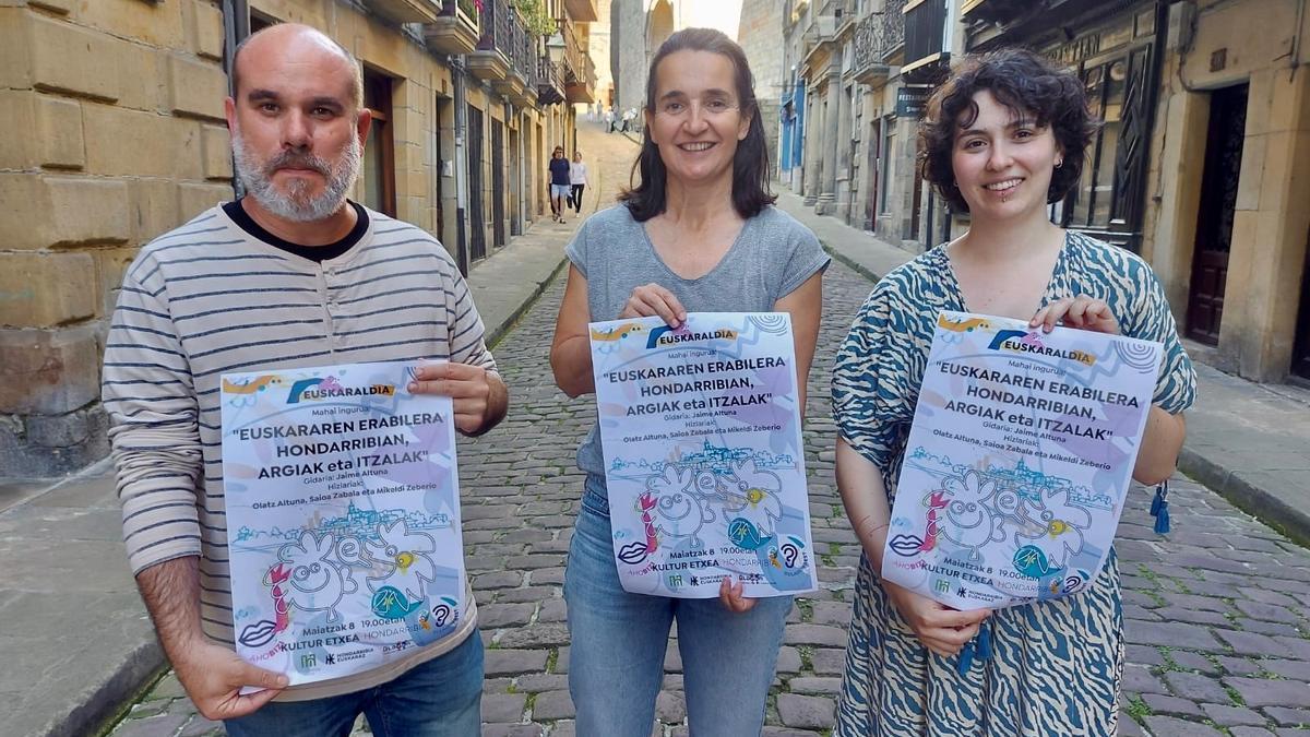 Blagan elkarteko ordezkariak, Garoa Lekuona Euskara zinegotziarekin batera.