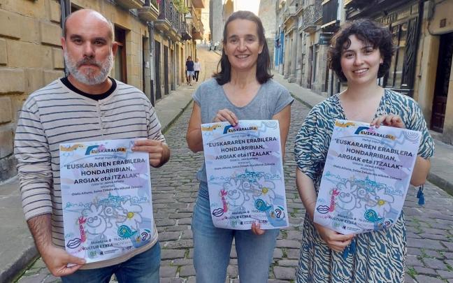 Blagan elkarteko ordezkariak, Garoa Lekuona Euskara zinegotziarekin batera.