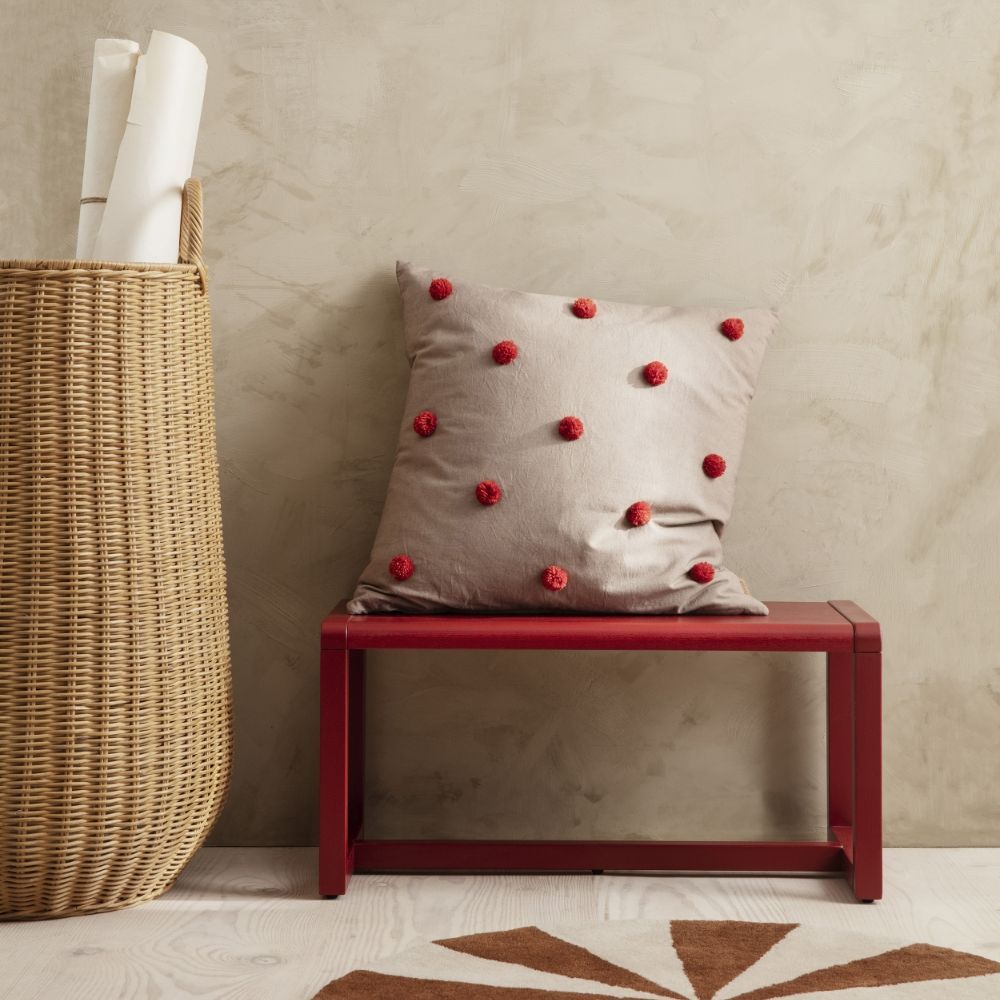 Banco en color rojo ideal para una habitación infantil.