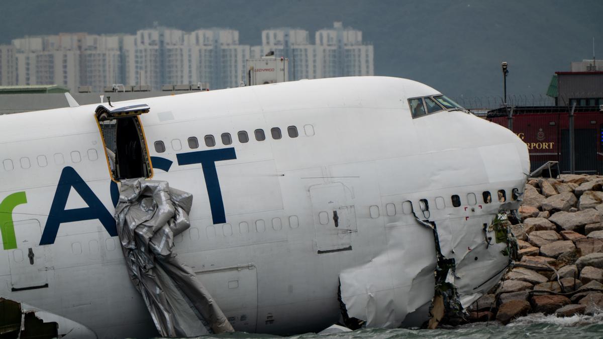 En imágenes: Un Boeing 747-481 de carga pierde el control y cae al mar al aterrizar en Hong Kong