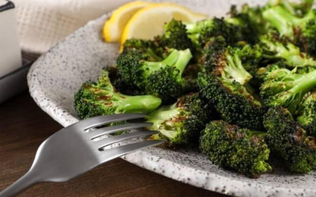 Esta crucífera, rica en fibra, antioxidantes y vitamina C, podría tener una segunda oportunidad en la mesa. / Freepik Esta crucífera, rica en fibra, antioxidantes y vitamina C, podría tener una segunda oportunidad en la mesa.