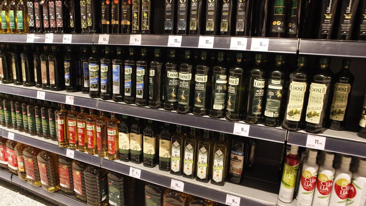 Varias botellas de aceite de oliva en un supermercado