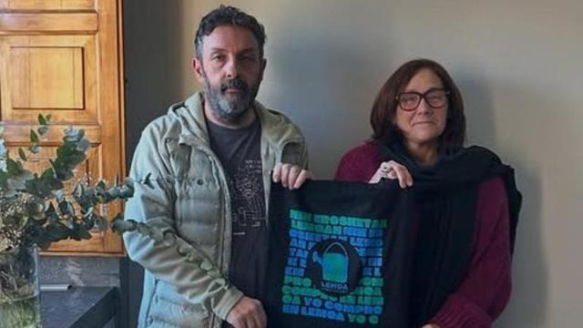 La alcaldesa de Lemoa con el presidente de la asociación de comerciantes