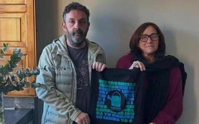 La alcaldesa de Lemoa con el presidente de la asociación de comerciantes