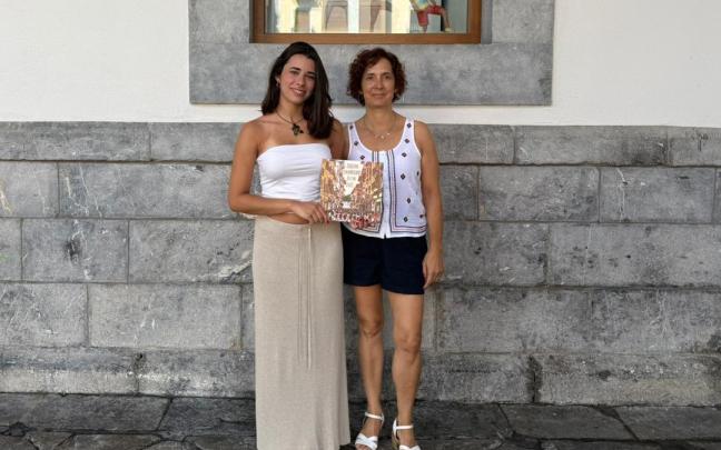 Irati Uzkudun recogió de manos de la concejal de Cultura, Andrea Arriola, el premio al mejor cartel de las fiestas de San Bartolomé de Elgoibar.