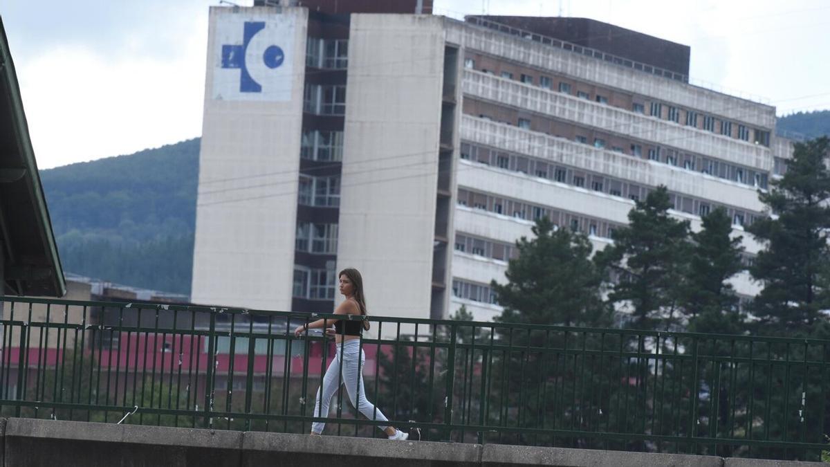 La trabajadora herida ha sido trasladada al hospital de Galdakao. / JOSÉ MARI MARTÍNEZ