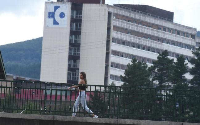 La trabajadora herida ha sido trasladada al hospital de Galdakao. / JOSÉ MARI MARTÍNEZ