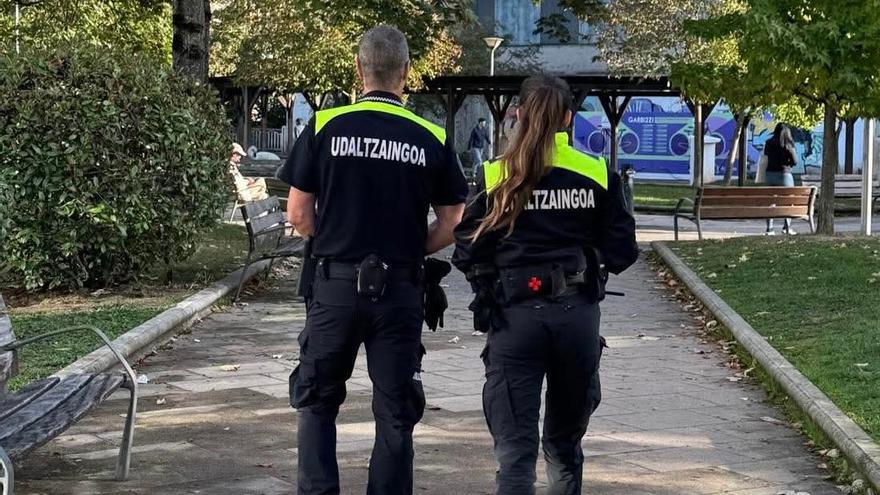 Dos agentes de la Policía Municipal de Arrasate.